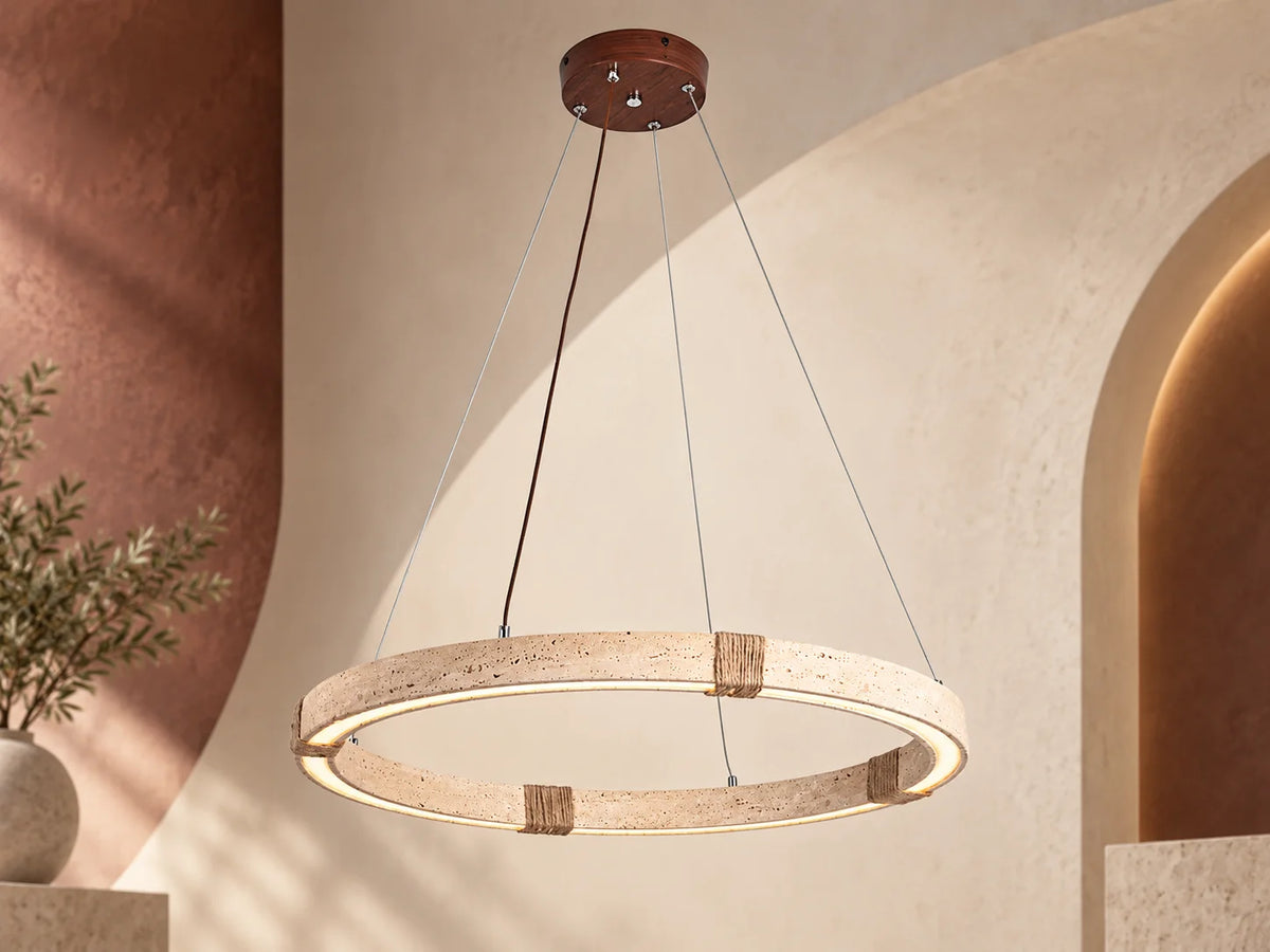 גוף תאורה תלוי OMEGA OMBRA עגול מטרקוטה בהירה עם הדגשות חבל, מותקן בתקרה בחדר בסגנון בוהו.