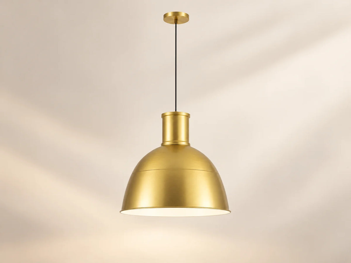 מנורת תליה MONOLI של SEMICOM בצורת פעמון זהובה ממתכת מוברשת התלויה מהתקרה.
