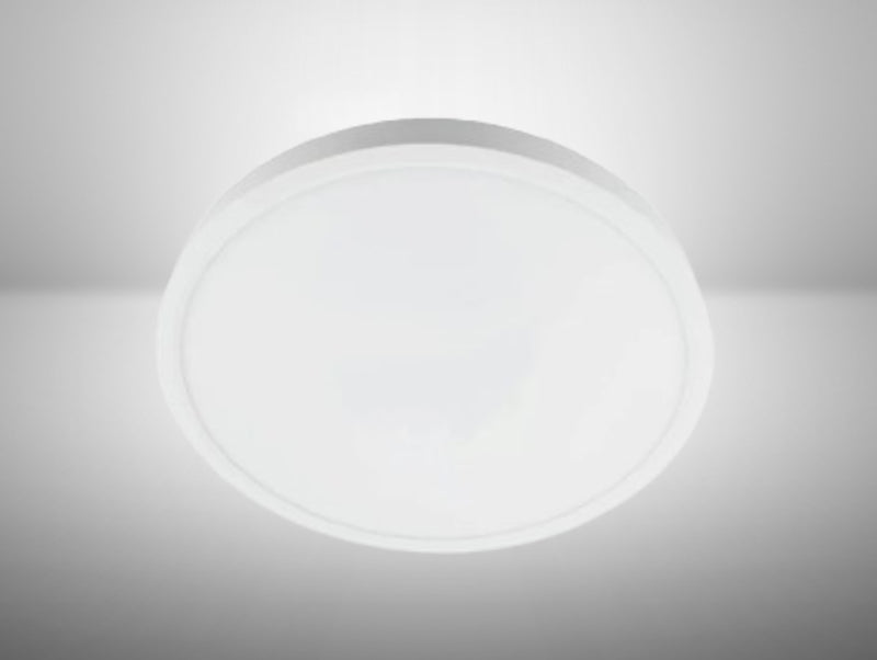 פלפון עגול לבן מסדרת SPINNER CCT של SEMICOM, מותקן על תקרה בהירה.
