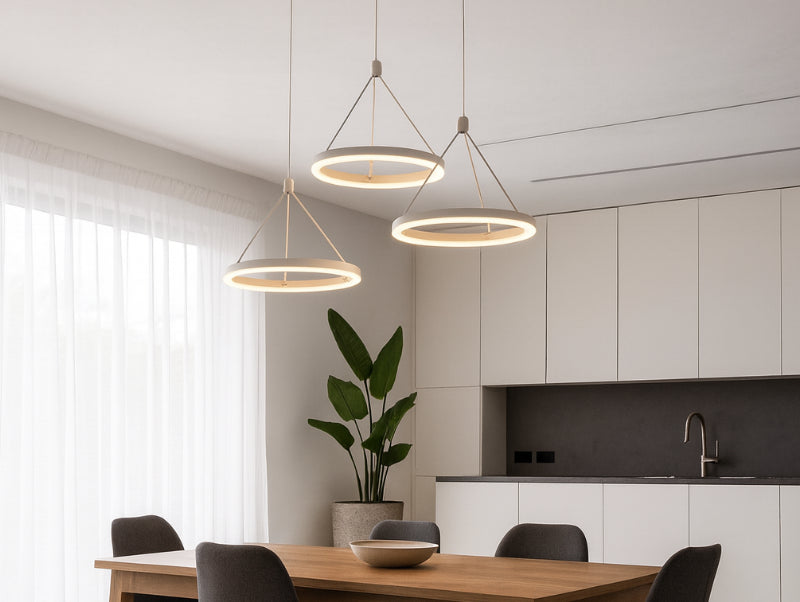 מנורת תלייה LUMIVA מעל שולחן אוכל ארוך