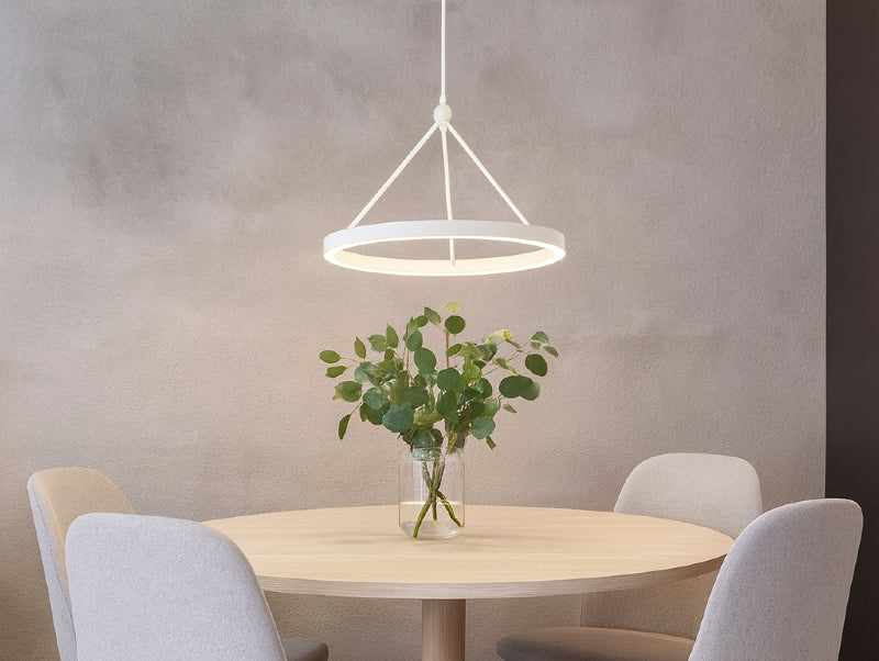 מנורת תלייה LUMIVA מעל שולחן אוכל עגול