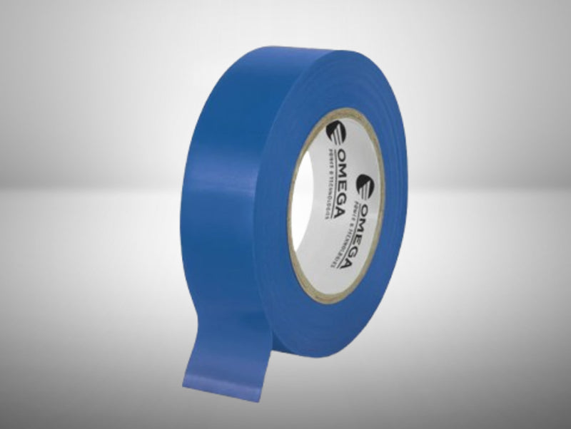 גליל סרט PVC כחול פתוח מעט עם ליבת OMEGA על רקע בהיר