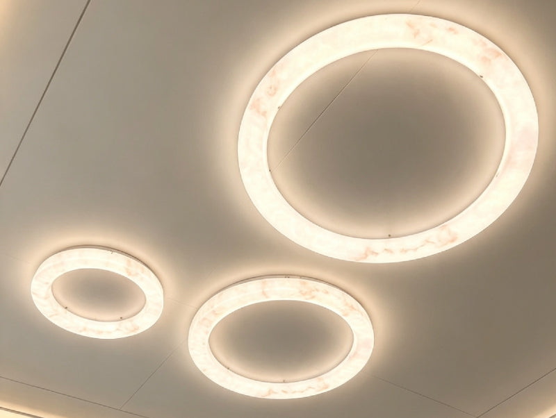 מנורת LED דקורטיבית עם שלושה מעגלי אור היוצרים קומפוזיציה מודרנית