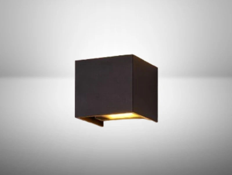 מנורת קיר CUBINA בצבע שחר