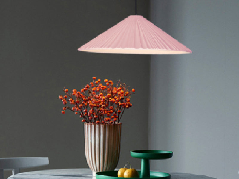 מנורת תלייה BLUSHÉ מעל שולחן אוכל קטן