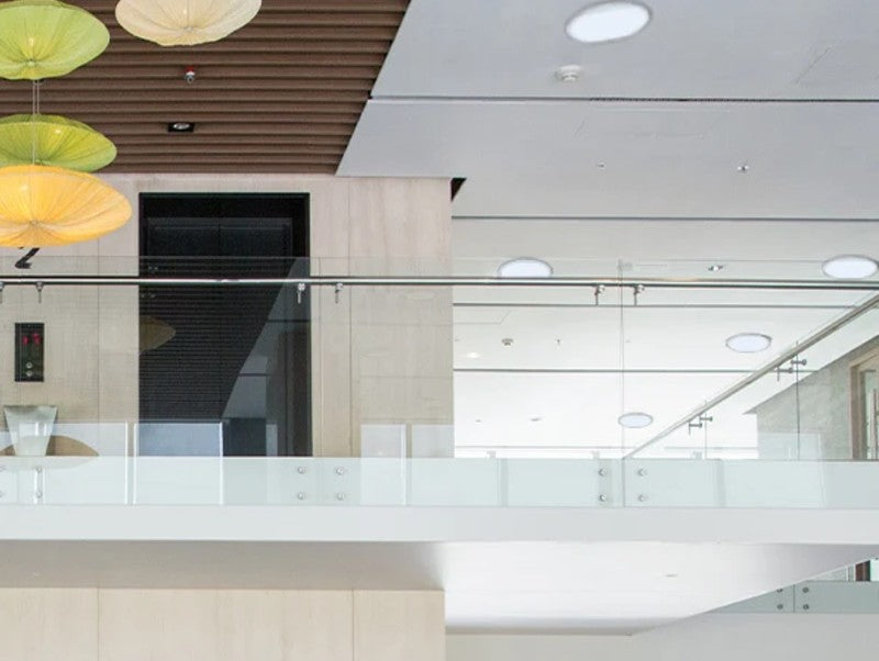 פאנל LED שקוע עגול מותקן בתקרת חלל מסחרי מודרני ומואר