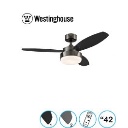 מאוורר תקרה Westinghouse שחור עם שלוש כנפיים, גוף מרכזי כהה ותאורה מרכזית איכותית.