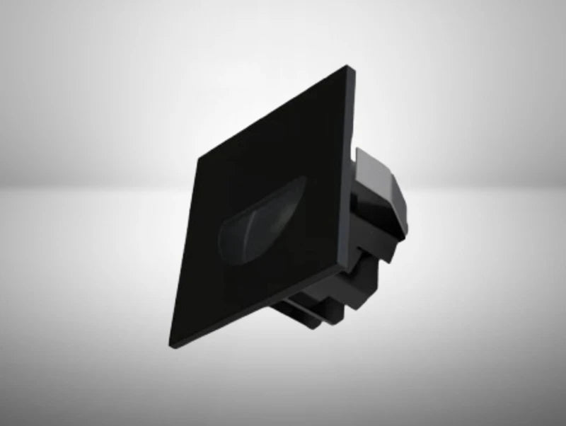 גוף תאורה שקוע קיר שחור מדגם BLANK עם חזית מרובעת ופתח אור מעוגל