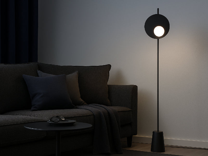 מנורת רצפה ECLIPSE בסלון ליד הספה