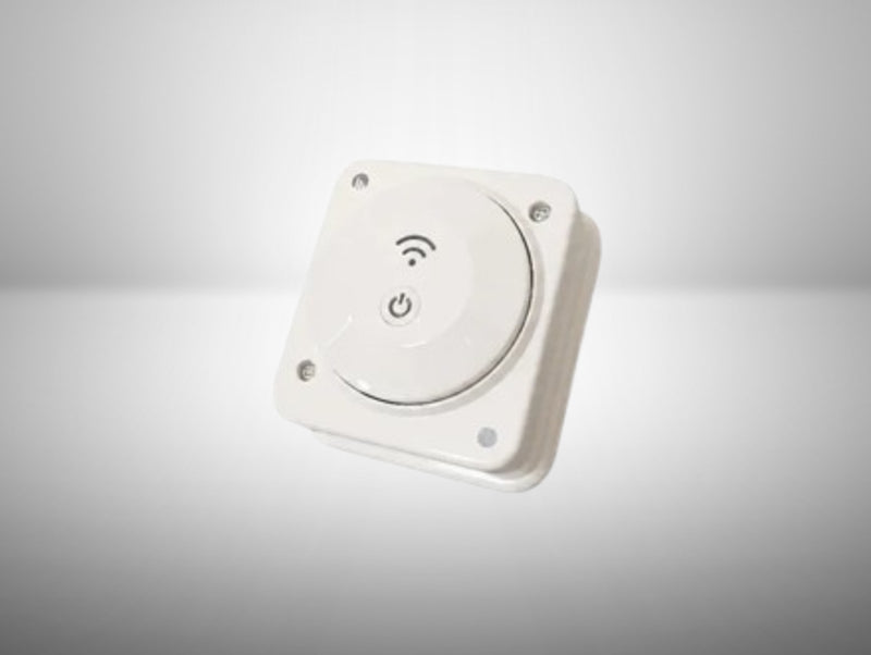 מתג חכם לבן לדוד עם כפתור עגול וסמלי WiFi והפעלה