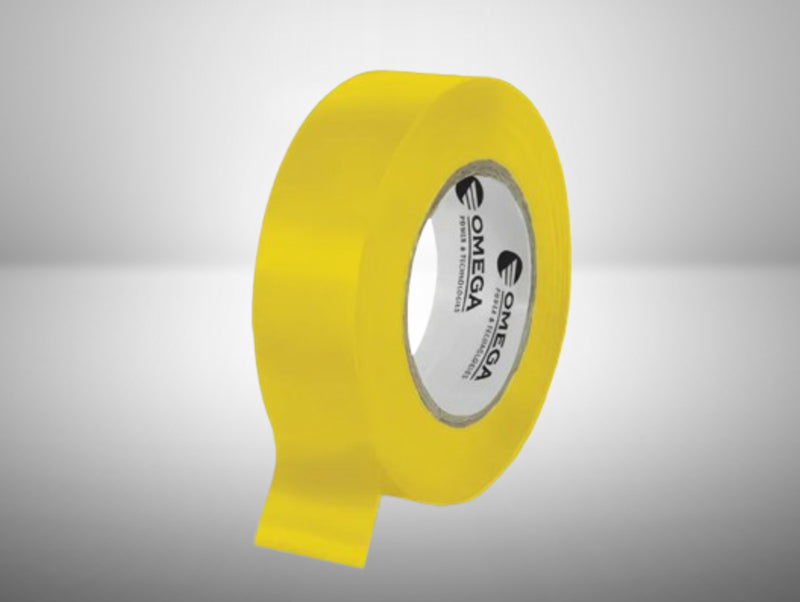 גליל סרט PVC צהוב פתוח מעט עם ליבת OMEGA על רקע בהיר