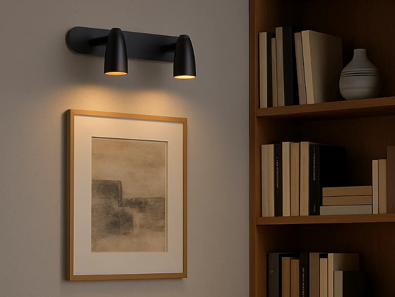 מנורת קיר DUO Spot מעל תמונה