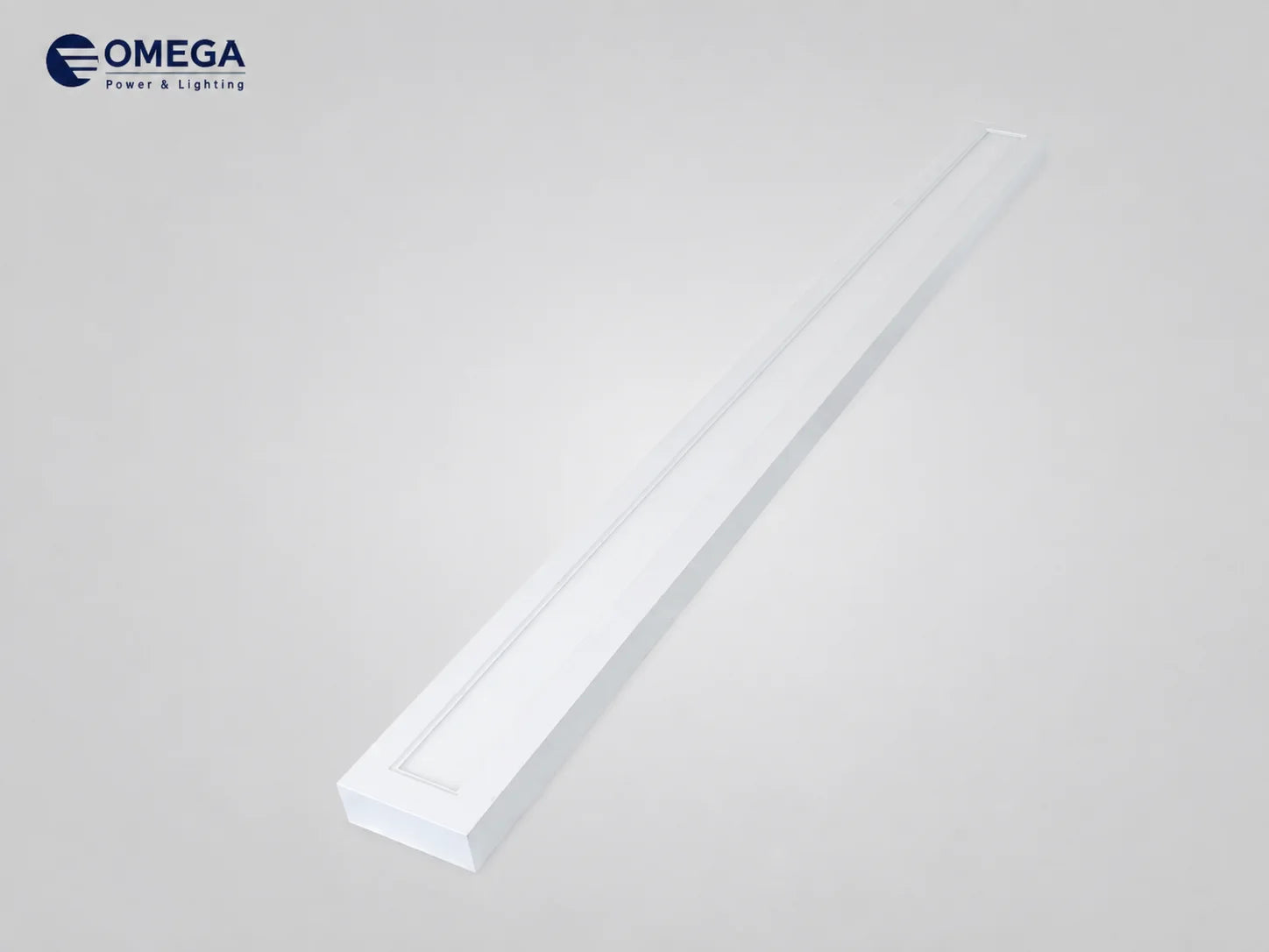 מנורת תקרה מוארכת של OMEGA בגימור לבן בעיצוב נקי