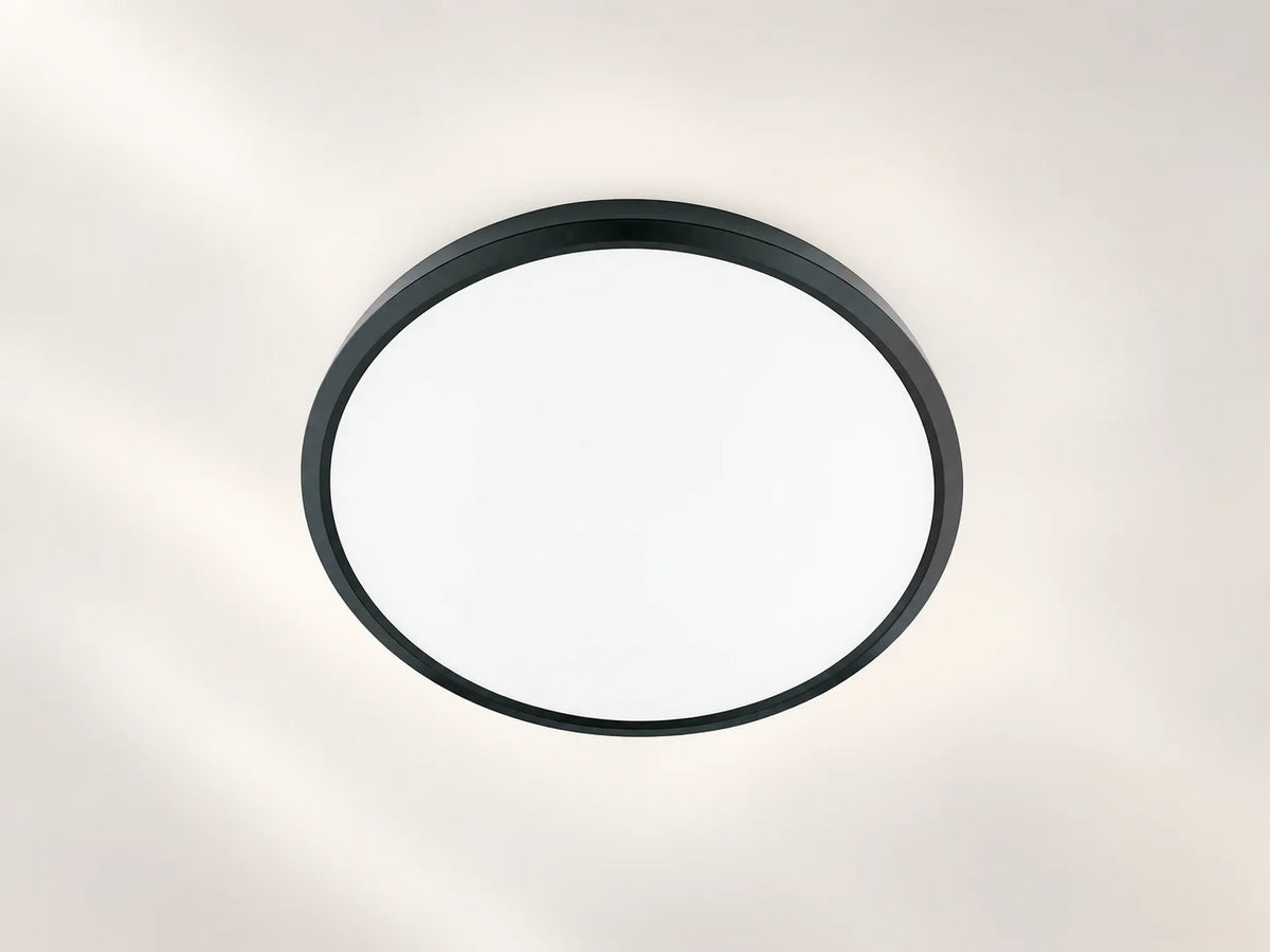 פלפון עגול שחור SPINNER CCT צמוד תקרה מואר על רקע לבן.