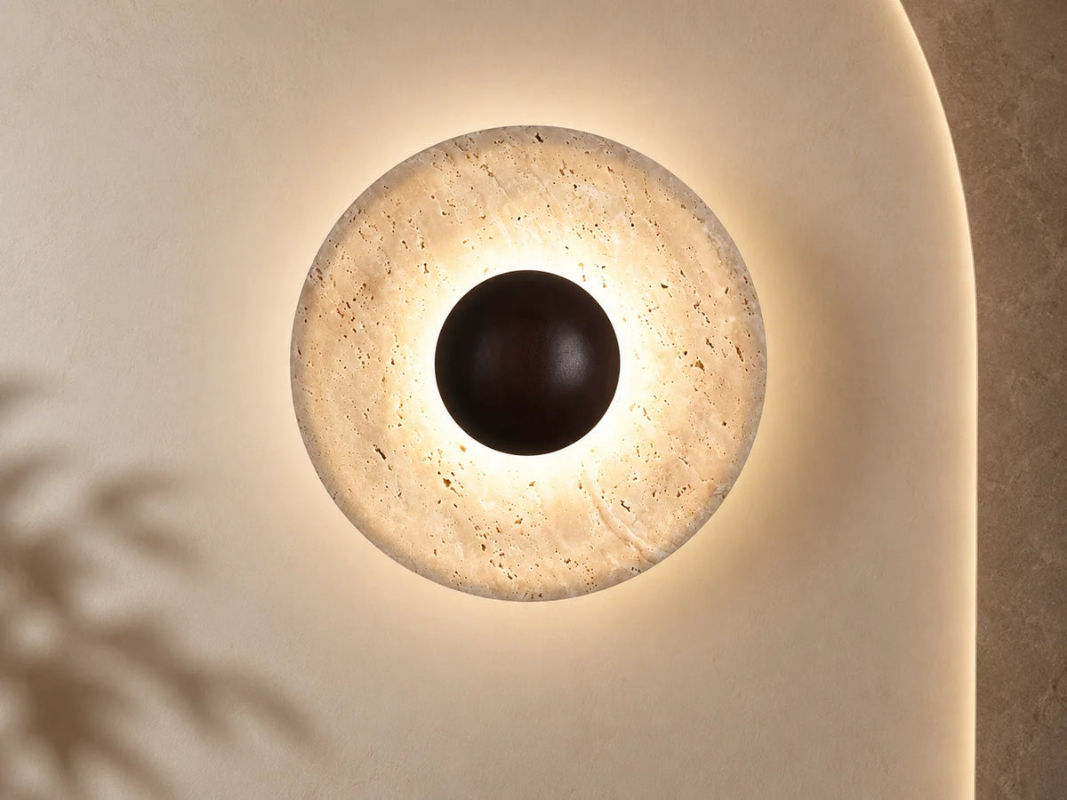 גוף תאורה צמוד קיר OMEGA CENTRO עגול מטרקוטה בהירה עם ליבה כהה מוארת.