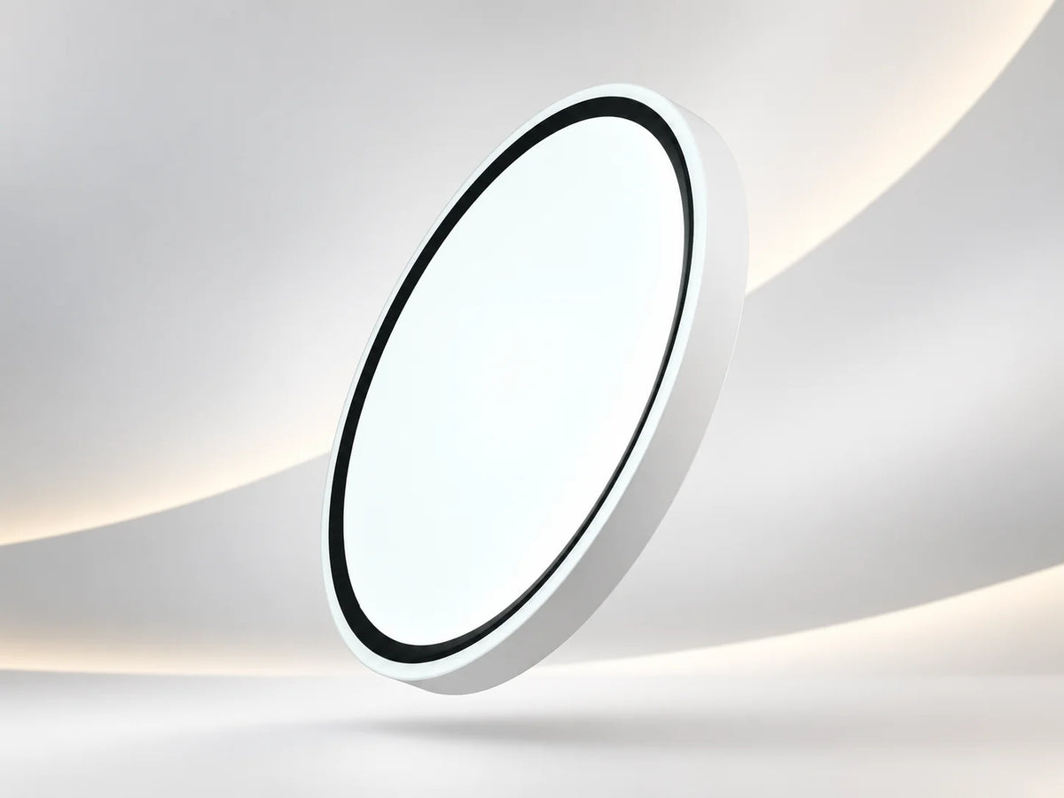 גוף תאורה צמוד תקרה עגול לבן מדגם RING CCT של OMEGA, עם פס שחור עדין סביב שפתו הפנימית.