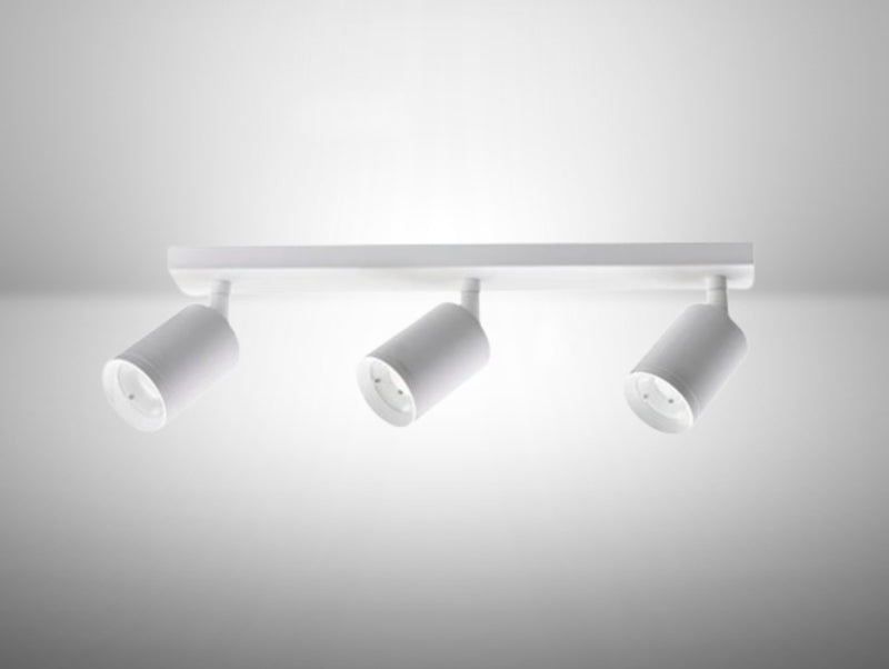 גוף תאורה OMEGA צמוד תקרה LUMA לבן עם שלושה גופי תאורה גליליים הניתנים לכיוונון.