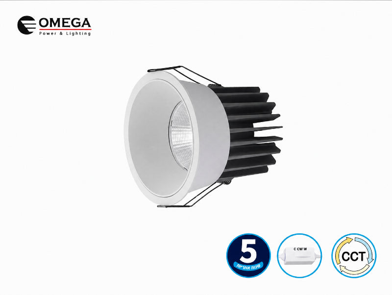 גוף תאורה שקוע גלילי לבן עם גוף קירור שחור על רקע לבן