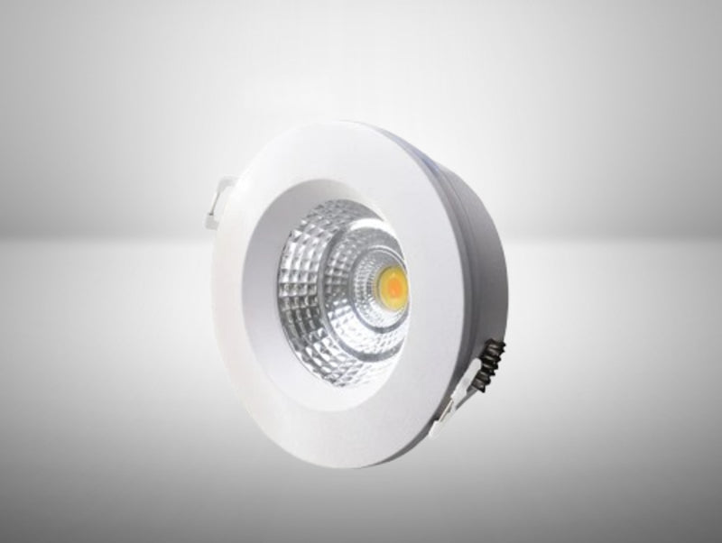 גוף תאורת שקוע תקרה עגול לבן מסוג CLOUD CCT של OMEGA עם גימור מט ורפלקטור כסוף מבריק.