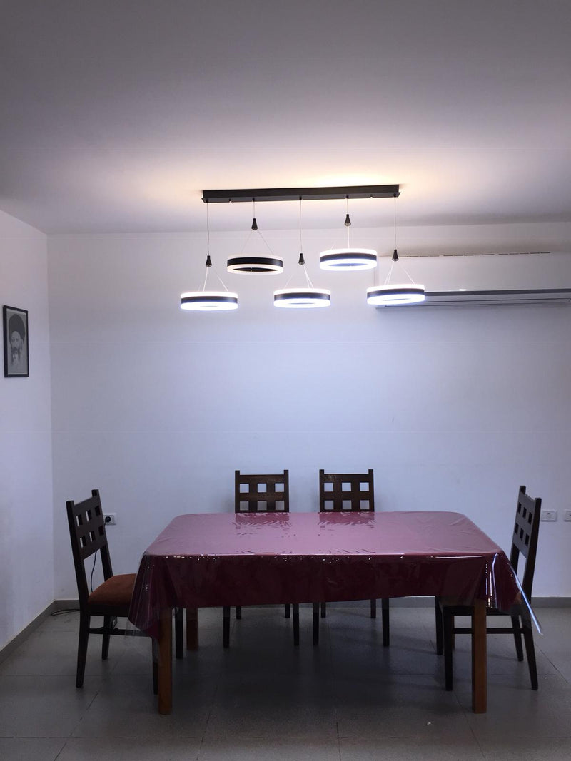 מנורת תלייה BLACKWHITE בחדר אוכל