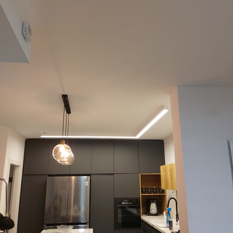 פרופיל תאורה עם שלישיית מנורות תליה במטבח