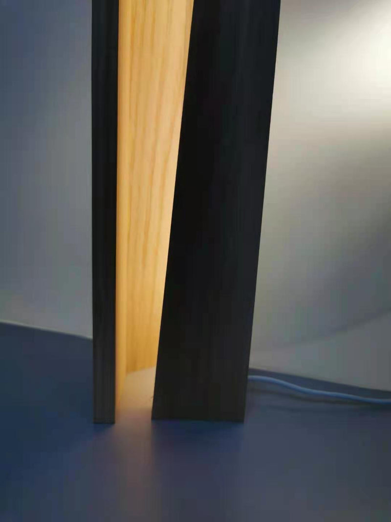 מנורת שולחן עם מטען USB