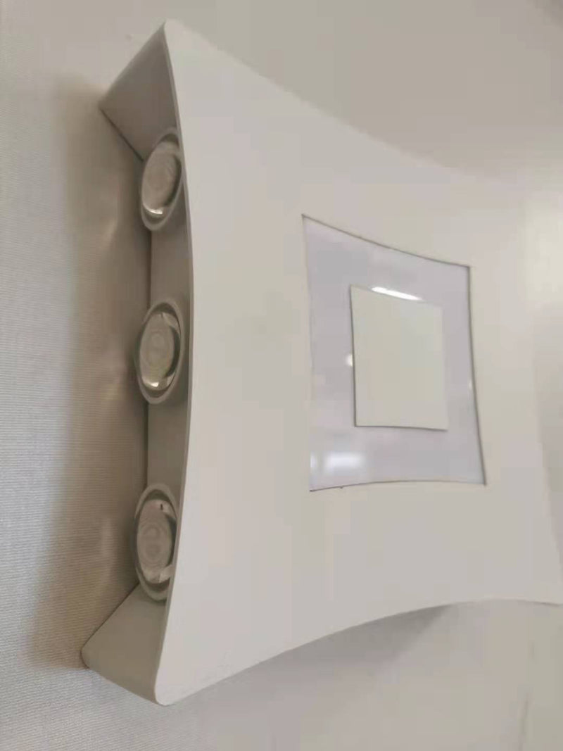 מנורת קיר TAHA בצבע לבן