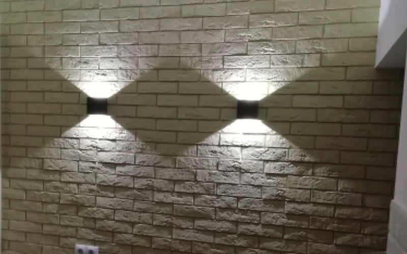 מנורת קיר SIMPLE STONE על חומה